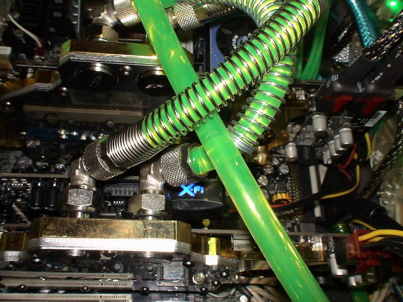 http://skippydingo.free.fr/pour%20forums_HS/Tx%20Mozart/watercooling%20complet/8800gtx%20watercool%e9s.JPG