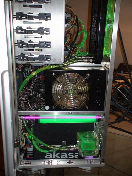 http://skippydingo.free.fr/pour%20forums_HS/Tx%20Mozart/watercooling%20complet/boitier%20mozart%20cot%e9%20droit.JPG